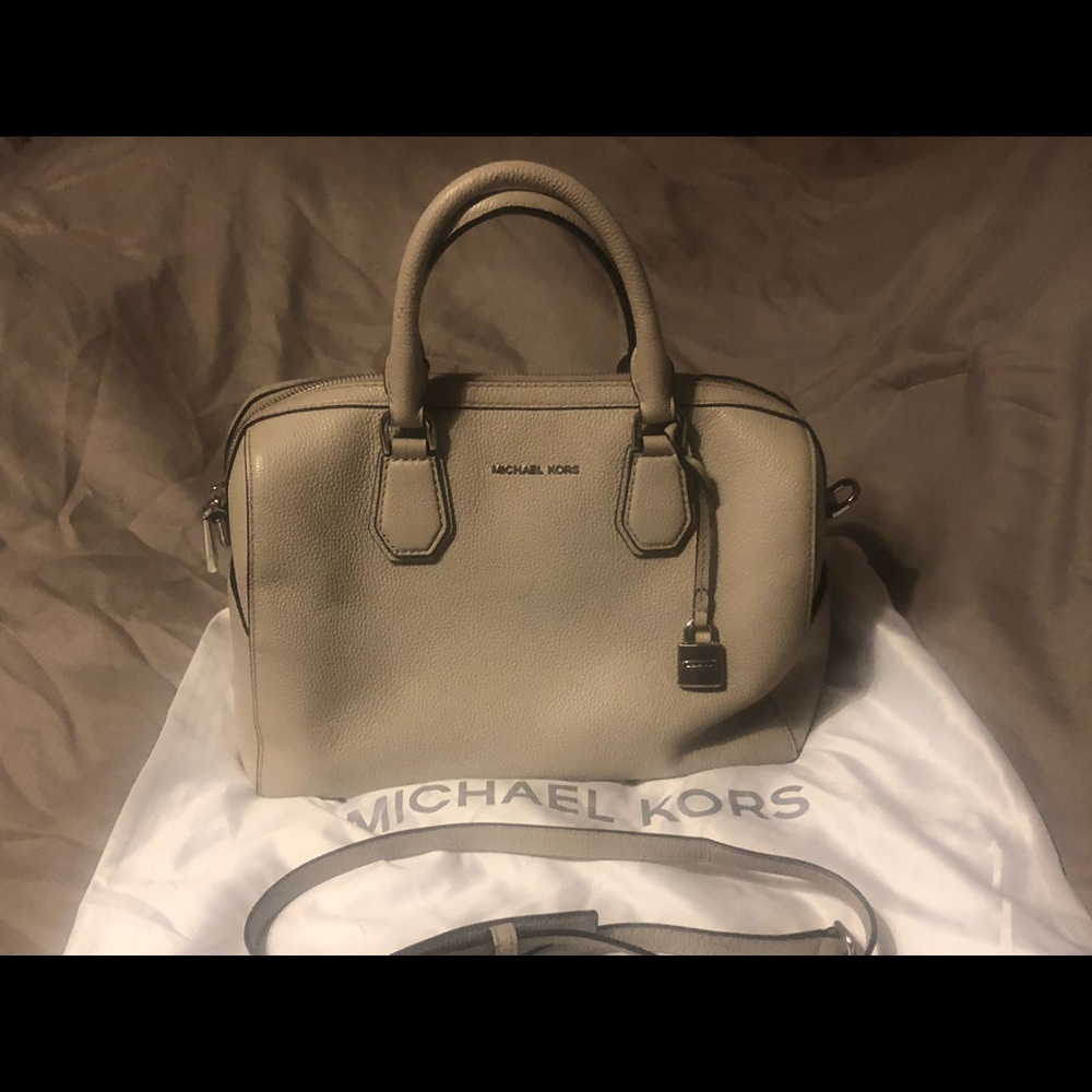 LIKE NEW Michael Kors Mercer Duffel satchel